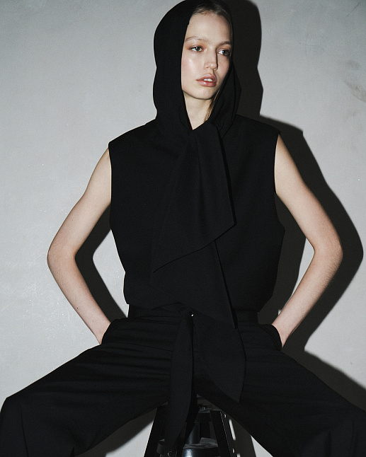 PETRA ЖИЛЕТ С КАПЮШОНОМ 